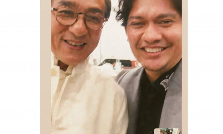 Di Tengah Perayaan 50 Tahun Tim Stunt, Jackie Chan Memanggil Iko Uwais ke Panggung