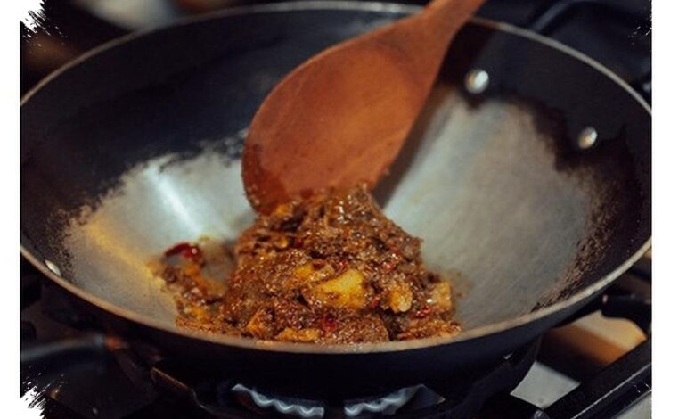 Bukan Cuma Santan, Kerisik Membuat Rendang Ayam Kampung Lebih Gurih dan Pekat