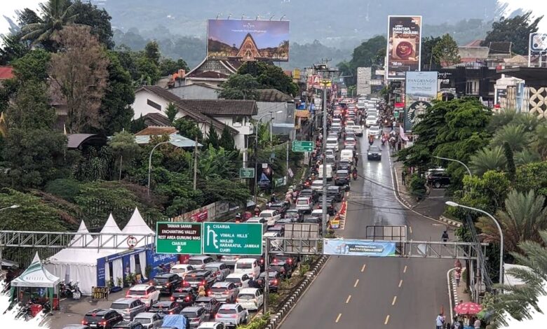 Bukan Soal Cepat Tiba, Kesabaran Jadi Bekal Penting Menembus Macet ke Puncak