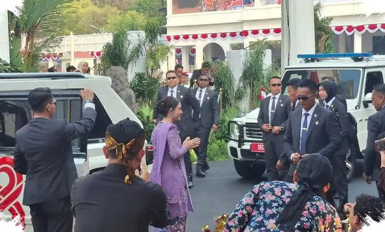 Gibran dan Selvi Saksikan Paskibraka Jalankan Amanah Penurunan Bendera RI