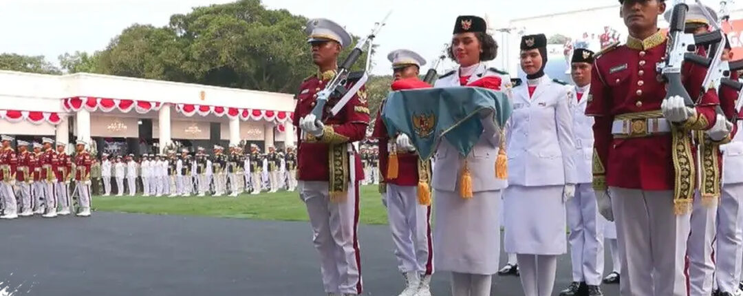 Tim Indonesia Adil Makmur Emban Penurunan Merah Putih di Hadapan Presiden