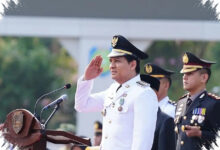 Upacara HUT RI di Indramayu Tanpa Tenda, Insiden Perempuan Berlari Warnai Pengibaran Bendera