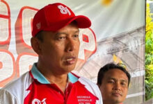Saat Mobil Tak Bisa Menembus Longsor, Bulog Andalkan Motor Bawa Beras untuk NTT