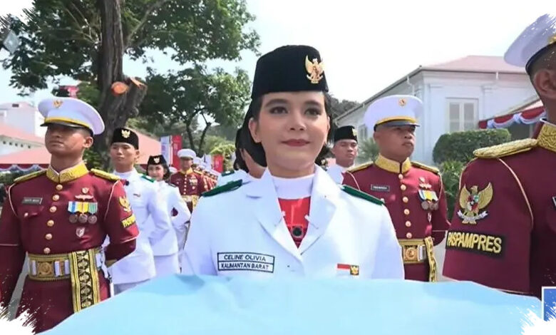 Putri Petugas Cleaning Service Ini Membawa Baki Bendera Pusaka di Istana
