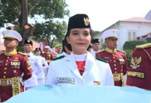 Putri Petugas Cleaning Service Ini Membawa Baki Bendera Pusaka di Istana