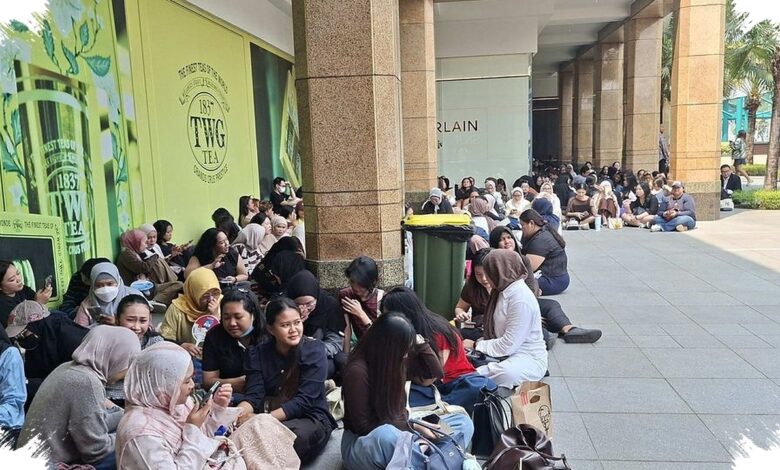 Bunga hingga Cinderamata Menyertai Penantian Carat untuk Mingyu di Jakarta