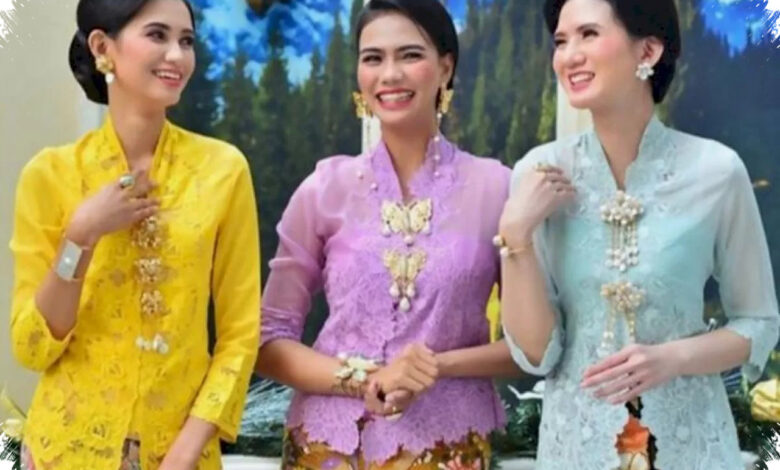 Kerah Samleh Kebaya Encim Bukan Detail Biasa, Di Sana Motif Bunga Berbicara