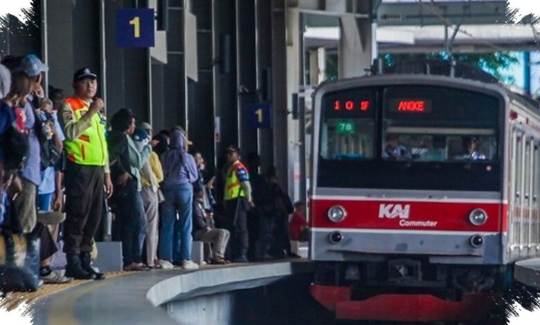 KRL Sempat Bergerak saat Tangan Terjepit, Ini Penanganan di Stasiun Duri