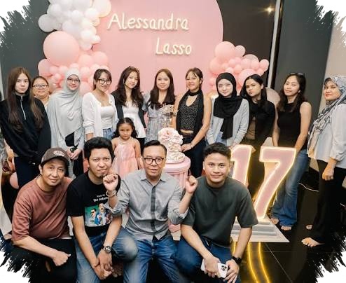 Tak Bisa Hadiri Wisuda, Ari Lasso Saksikan Abe Terima Ijazah di LSE London